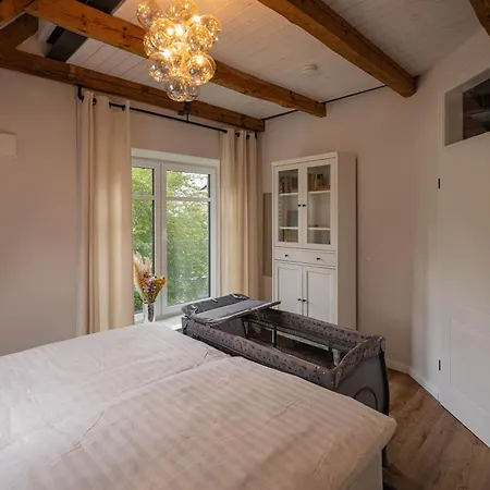 Traumhafte Am Park, Grosser Balkon, Voll Ausgestattete Kueche, Schreibtisch, Wifi, Smart Tv, Carport, Wallbox, Fahrraeder * 希舍尔