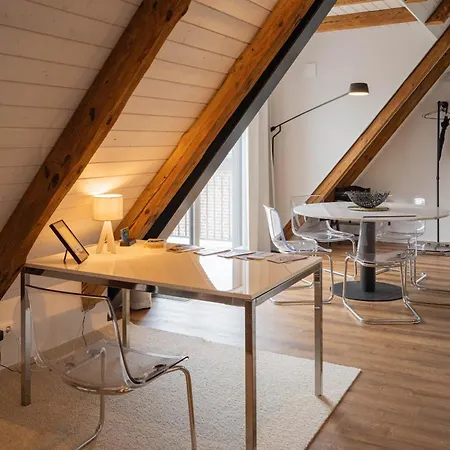 Traumhafte Am Park, Grosser Balkon, Voll Ausgestattete Kueche, Schreibtisch, Wifi, Smart Tv, Carport, Wallbox, Fahrraeder Διαμέρισμα