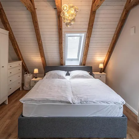 Traumhafte Am Park, Grosser Balkon, Voll Ausgestattete Kueche, Schreibtisch, Wifi, Smart Tv, Carport, Wallbox, Fahrraeder 希舍尔