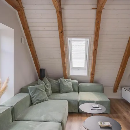 Traumhafte Am Park, Grosser Balkon, Voll Ausgestattete Kueche, Schreibtisch, Wifi, Smart Tv, Carport, Wallbox, Fahrraeder